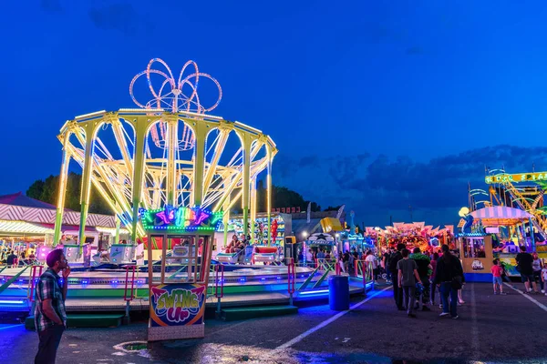 Genewa, Szwajcaria - Mai 2017: park rozrywki w nocy w Lozannie, Szwajcaria — Zdjęcie stockowe