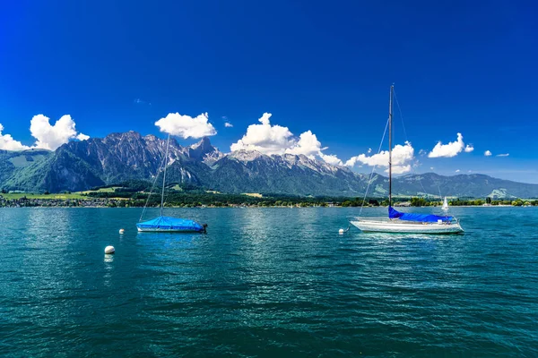 Barche a vela in Lago di Thun, Thunersee, Berna, Svizzera — Foto Stock