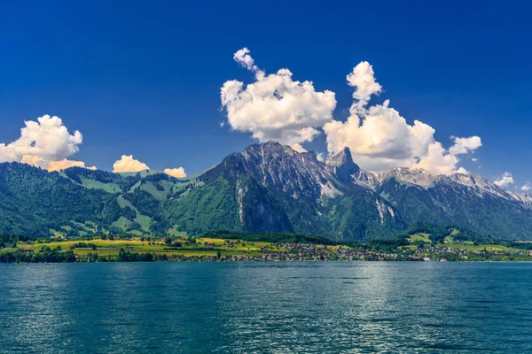 Clear trasparente azzurro Lago di Thun, Thunersee, Berna, Svizzera — Foto Stock