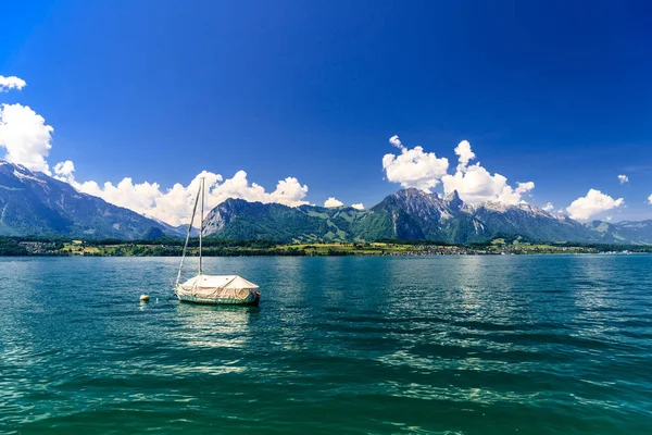 Sailboats in Lake Thun, Thunersee, Bern, Switzerland — Stock Photo, Image