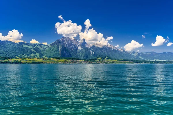 Clear trasparente azzurro Lago di Thun, Thunersee, Berna, Svizzera — Foto Stock