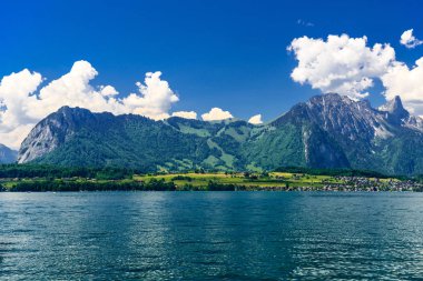 Şeffaf masmavi Lake Thun, Thunersee, Bern, İsviçre temizleyin