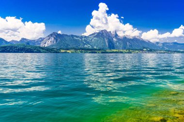 Şeffaf masmavi Lake Thun, Thunersee, Bern, İsviçre temizleyin