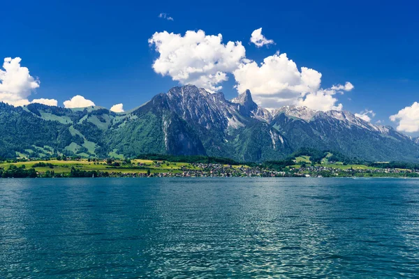 Clear trasparente azzurro Lago di Thun, Thunersee, Berna, Svizzera — Foto Stock