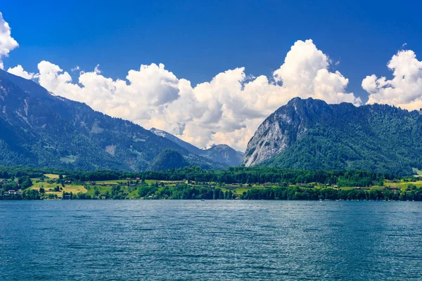 Clear trasparente azzurro Lago di Thun, Thunersee, Berna, Svizzera — Foto Stock