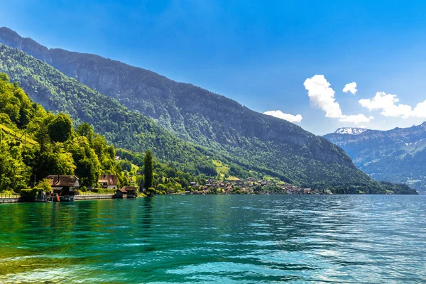 Şeffaf masmavi Lake Thun, Thunersee, Bern, İsviçre temizleyin — Stok fotoğraf