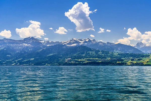 Clear trasparente azzurro Lago di Thun, Thunersee, Berna, Svizzera — Foto Stock