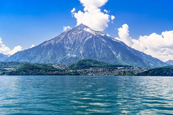 Clear trasparente azzurro Lago di Thun, Thunersee, Berna, Svizzera — Foto Stock