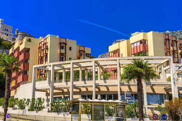 Straße im Stadtzentrum mit Häusern und Hotels, la condamine, monte-c — Stockfoto