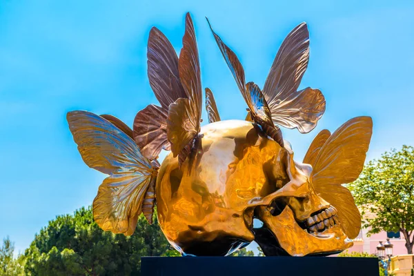 Czaszka złoty pomnik z motylami w Fontvielle, Monte-Carl — Zdjęcie stockowe