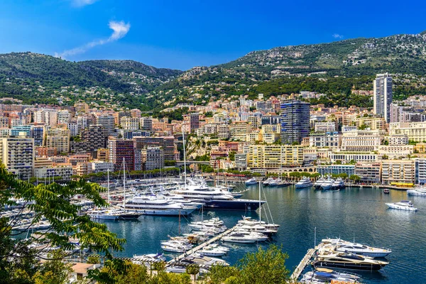 Jachty w zatoce w pobliżu domy i Hotele, La Condamine, Monte-Carlo, — Zdjęcie stockowe