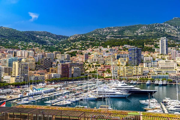 Jachten in baai in de buurt van huizen en hotels, La Condamine, Monte-Carlo, — Stockfoto