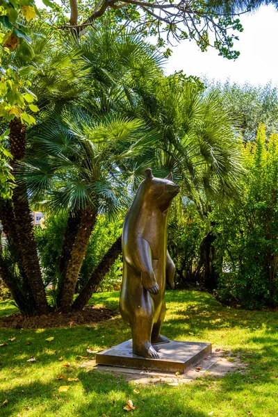 Bear sculpture in Fontvielle, Monte-Carlo, Monaco, Cote d'Azur, — Stock Photo, Image