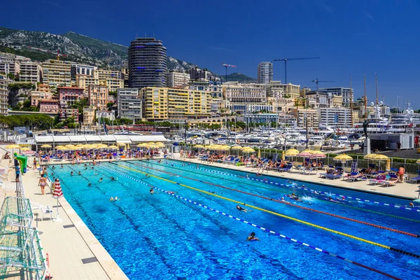 Piscine en plein air dans le centre ville de La Condamine, Monte-Car — Photo