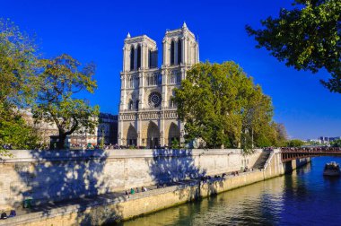 Paris, Fransa - 15 Nisan 2019: Notre Dame de Paris katedrali, Fransa. Gotik mimari