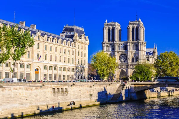 Paris, Frankrike-april 15, 2019: Notre Dame de Paris domkyrka, Frankrike. Gotisk arkitektur — Stockfoto