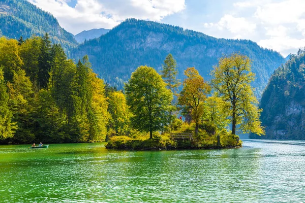 Small island with trees in the lake Koenigssee, Konigsee, Berchtesgaden National Park, Bavaria, Germany — Stock Photo, Image