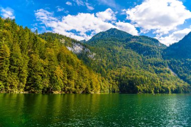 Alp dağları ile Koenigssee gölü, Konigsee, Berchtesgaden.