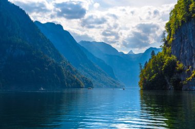 Alp dağları ile Koenigssee gölü, Konigsee, Berchtesgaden Ulusal Parkı, Bavyera, Almanya