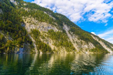 Alp dağları ile Koenigssee gölü, Konigsee, Berchtesgaden Ulusal Parkı, Bavyera, Almanya
