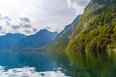 Alp dağları ile Koenigssee gölü, Konigsee, Berchtesgaden Ulusal Parkı, Bavyera, Almanya