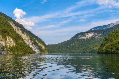 Alp dağları ile Koenigssee gölü, Konigsee, Berchtesgaden Ulusal Parkı, Bavyera, Almanya