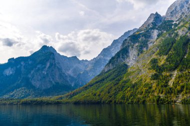 Alp dağları ile Koenigssee gölü, Konigsee, Berchtesgaden Ulusal Parkı, Bavyera, Almanya