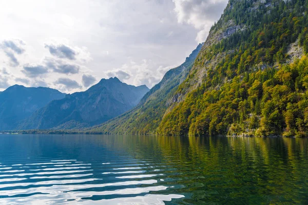Alp dağları ile Koenigssee gölü, Konigsee, Berchtesgaden Ulusal Parkı, Bavyera, Almanya