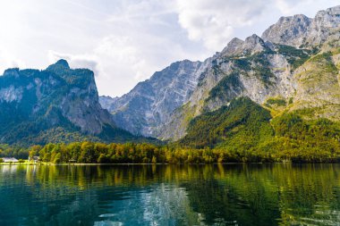 Alp dağları ile Koenigssee gölü, Konigsee, Berchtesgaden Ulusal Parkı, Bavyera, Almanya