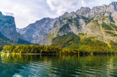 Alp dağları ile Koenigssee gölü, Konigsee, Berchtesgaden Ulusal Parkı, Bavyera, Almanya