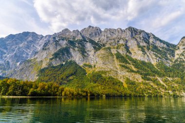 Alp dağları ile Koenigssee gölü, Konigsee, Berchtesgaden Ulusal Parkı, Bavyera, Almanya