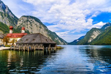 Koenigssee'deki St Bartholomew Kilisesi, Konigsee, Berchtesgaden Ulusal Parkı, Bavyera, Almanya.