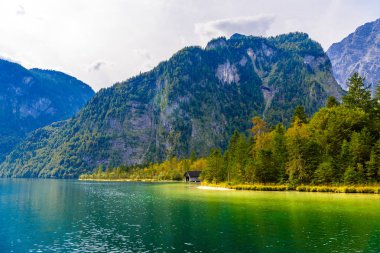 Koenigssee Gölü kıyısındaki ahşap balık evi, Konigsee, Berchtesgaden Ulusal Parkı, Bavyera, Almanya