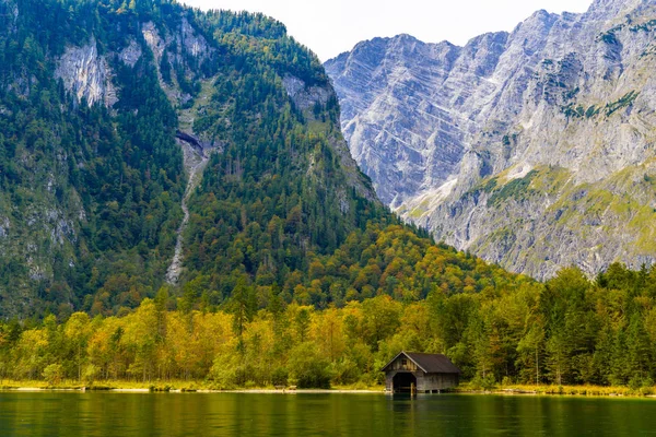 Дерев "яний старий рибний будинок на озері Koenigssee, Konigsee, Berchtesgaden National Park, Bavaria, Germany — стокове фото