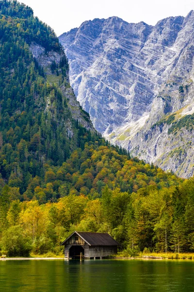 Дерев "яний старий рибний будинок на озері Koenigssee, Konigsee, Berchtesgaden National Park, Bavaria, Germany — стокове фото