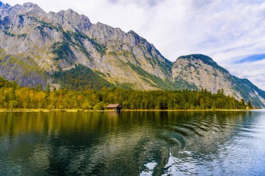 Koenigssee Gölü kıyısındaki ahşap balık evi, Konigsee, Berchtesgaden Ulusal Parkı, Bavyera, Almanya