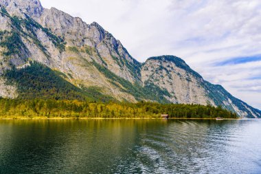 Koenigssee Gölü kıyısındaki ahşap balık evi, Konigsee, Berchtesgaden Ulusal Parkı, Bavyera, Almanya