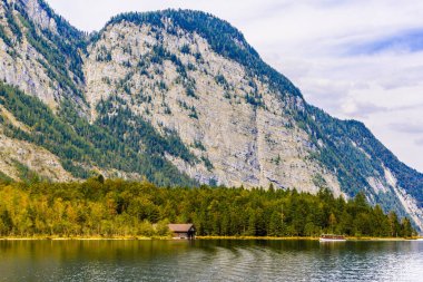 Koenigssee Gölü kıyısındaki ahşap balık evi, Konigsee, Berchtesgaden Ulusal Parkı, Bavyera, Almanya
