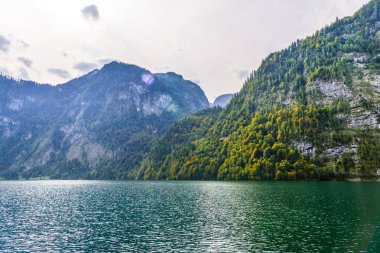 Alp dağları ile Koenigssee gölü, Konigsee, Berchtesgaden Ulusal Parkı, Bavyera, Almanya