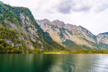 Alp dağları ile Koenigssee gölü, Konigsee, Berchtesgaden Ulusal Parkı, Bavyera, Almanya