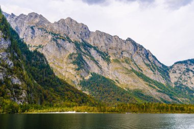 Alp dağları ile Koenigssee gölü, Konigsee, Berchtesgaden Ulusal Parkı, Bavyera, Almanya