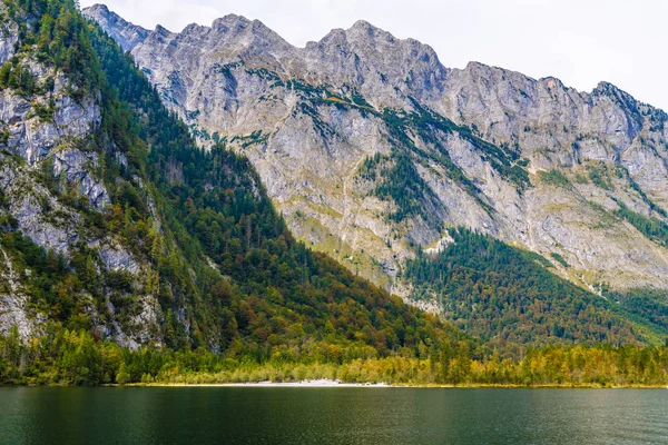 Alp dağları ile Koenigssee gölü, Konigsee, Berchtesgaden Ulusal Parkı, Bavyera, Almanya