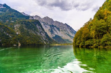 Alp dağları ile Koenigssee gölü, Konigsee, Berchtesgaden Ulusal Parkı, Bavyera, Almanya
