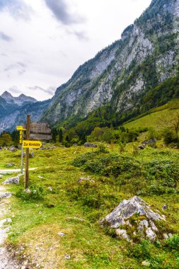 Koenigssee dağlarında tabela işaretçisi, Konigsee, Berchtesgaden Ulusal Parkı, Bavyera, Almanya.
