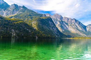 Alp dağları ile Koenigssee gölü, Konigsee, Berchtesgaden Ulusal Parkı, Bavyera, Almanya