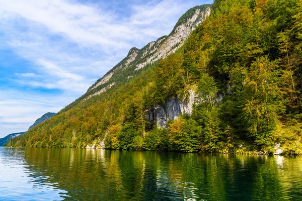 Koenigssee jezero s pohoří Alp, Konigsee, národní park Berchtesgaden, Bavorsko, Německo — Stock fotografie