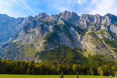 Ormanlarla kaplı Alpdağları, Koenigssee, Konigsee, Berchtesgaden Ulusal Parkı, Bavyera, Almanya