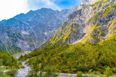 Koenigssee yakınlarındaki dağlar vadisi, Konigsee, Berchtesgaden Ulusal Parkı, Bavyera, Almanya