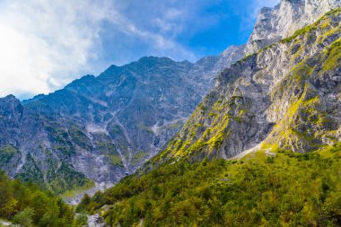 Koenigssee yakınlarındaki dağlar vadisi, Konigsee, Berchtesgaden Ulusal Parkı, Bavyera, Almanya