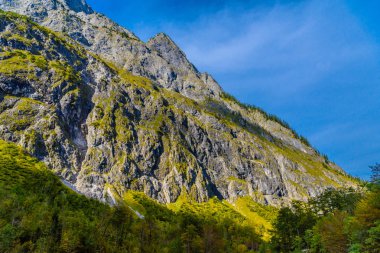 Koenigssee yakınlarındaki Alpler dağlarının vadisi, Konigsee, Berchtesgaden Ulusal Parkı, Bavyera, Almanya.